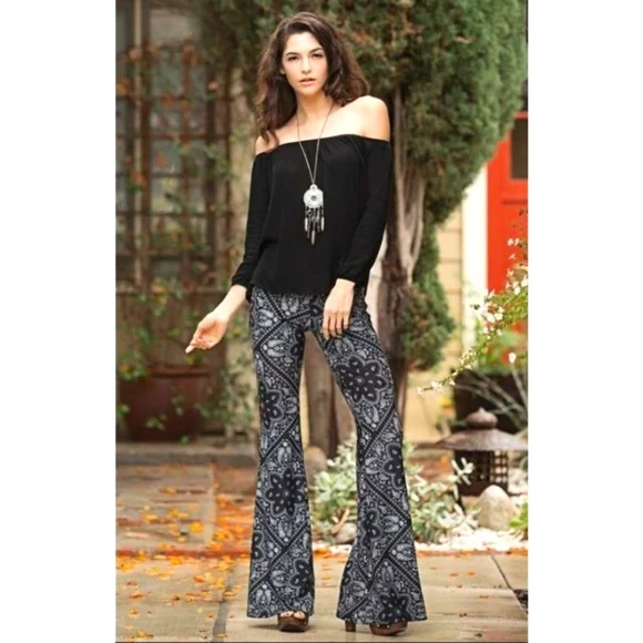 shosho, Pants & Jumpsuits, Nwt Shosho Navy Blue Paisley Print Boho Flare  Pants